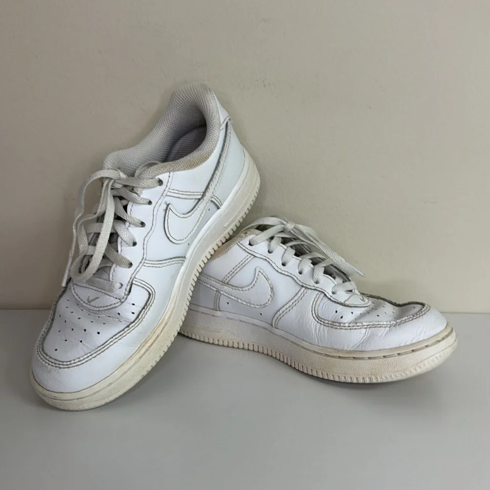 Nike kids white